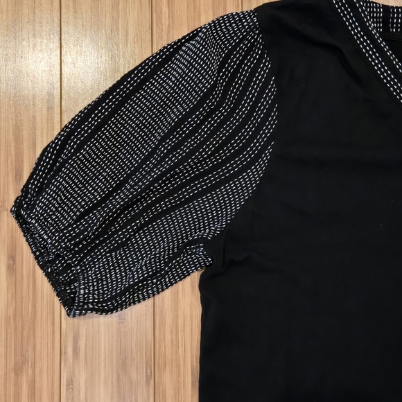 NWOT Chicos Blouse with Patterned Sleeves - Picture 3 of 6